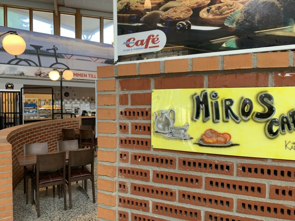 Ingång till café Miros